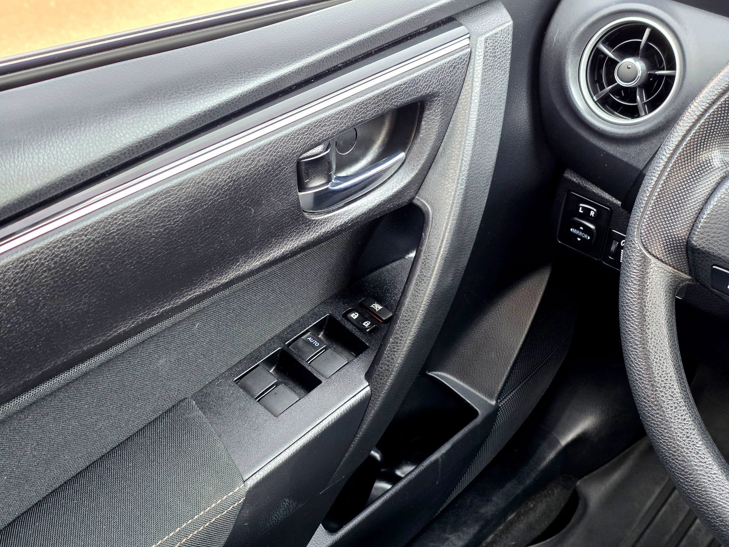 Used 2017 Toyota Corolla LE w/ Carpet Mat Package (TMS) FWD image 25