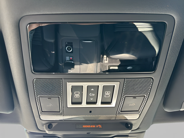 Certified 2025 Land Rover Discovery S AWD/4WD image 29