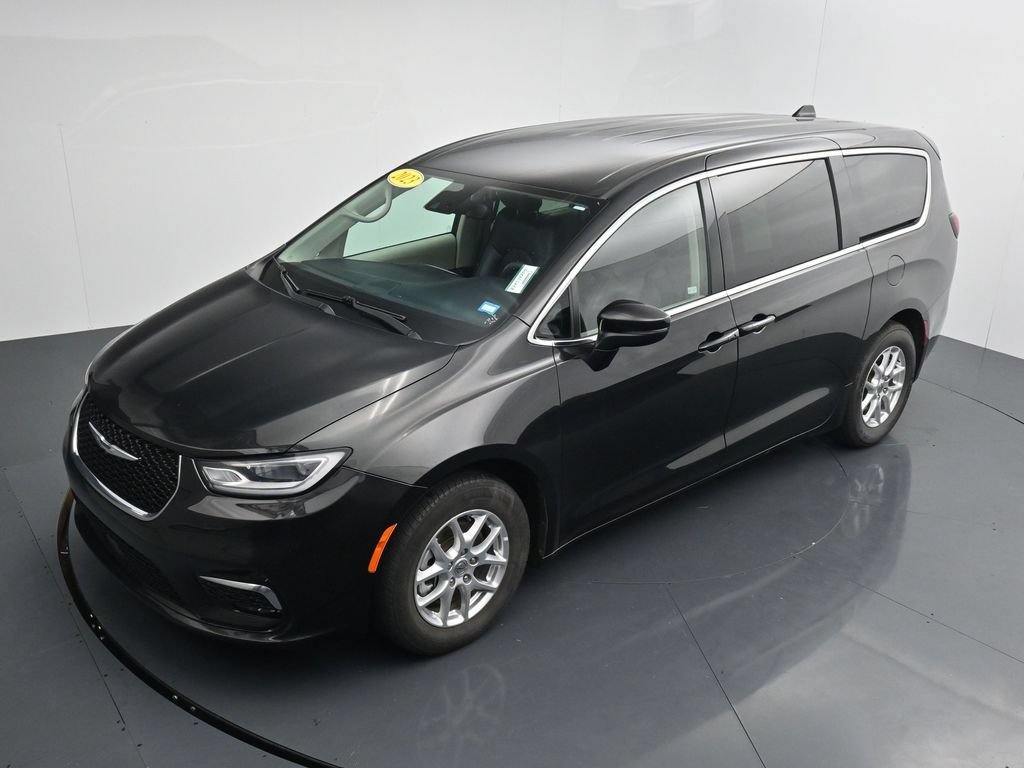 Used 2023 Chrysler Pacifica Touring-L FWD image 26