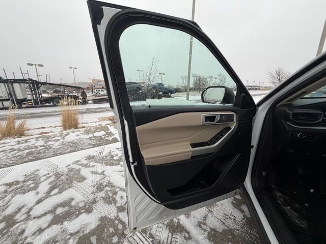 Used 2024 Ford Explorer XLT w/ Equipment Group 202A image 10