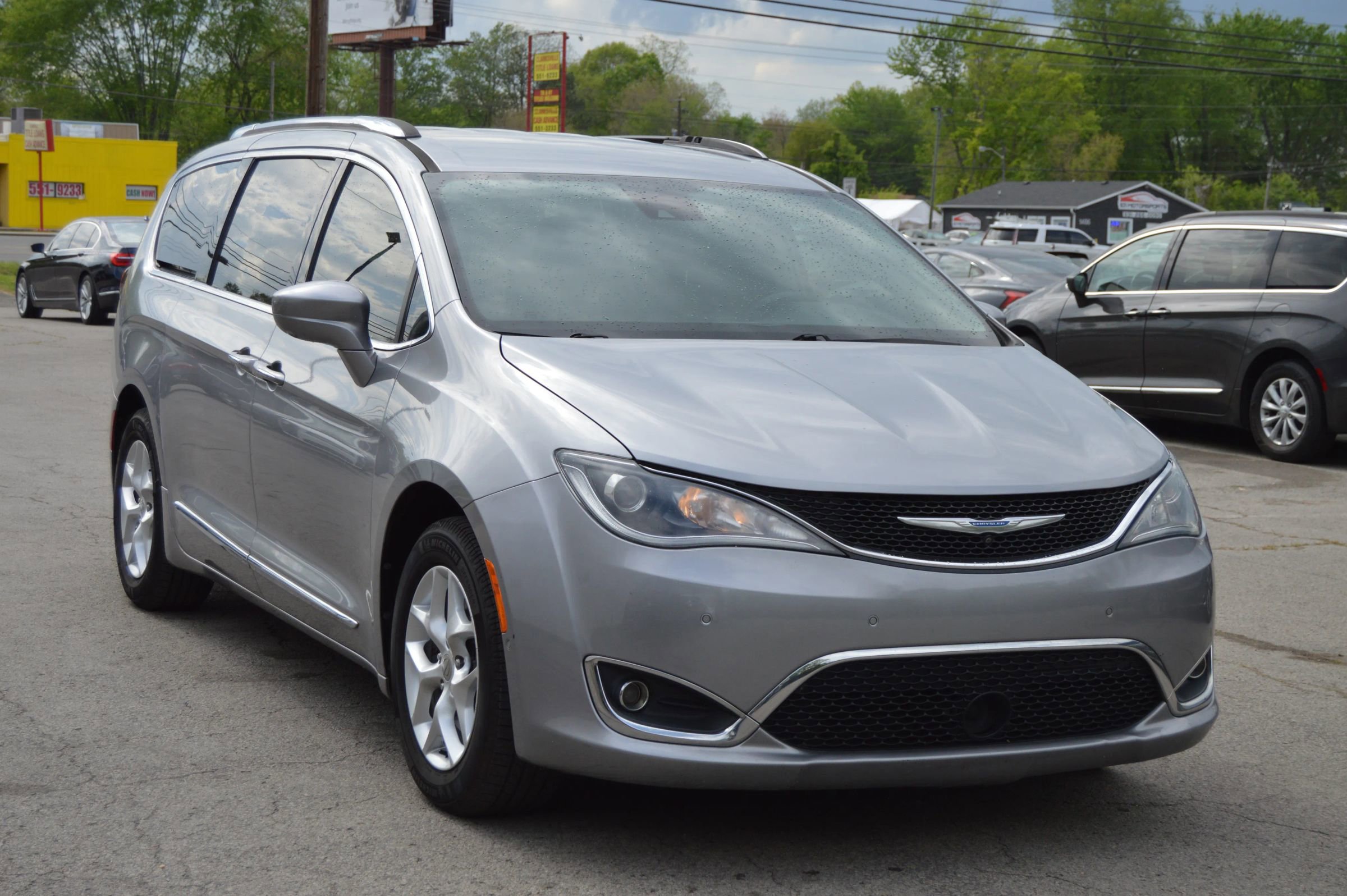 Used 2018 Chrysler Pacifica Touring-L w/ Advanced Safetytec Group FWD image 2