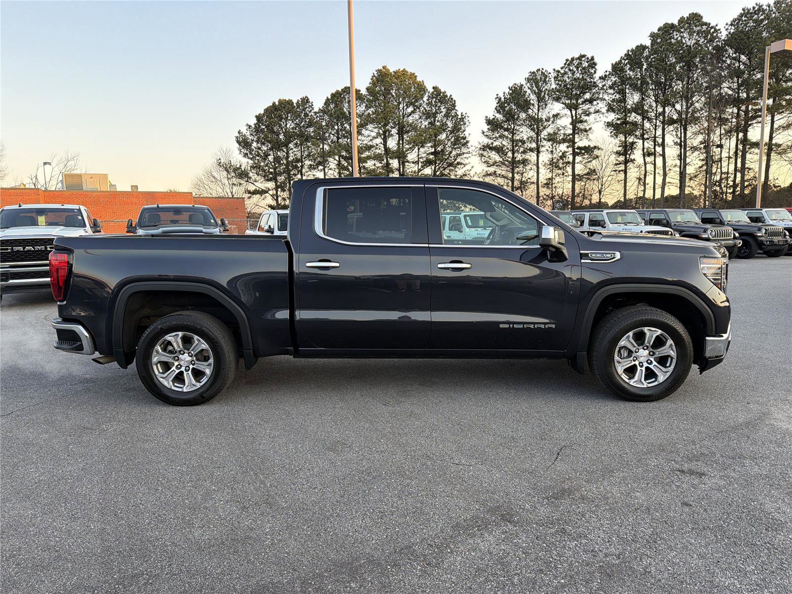 Used 2025 GMC Sierra 1500 SLT image 5