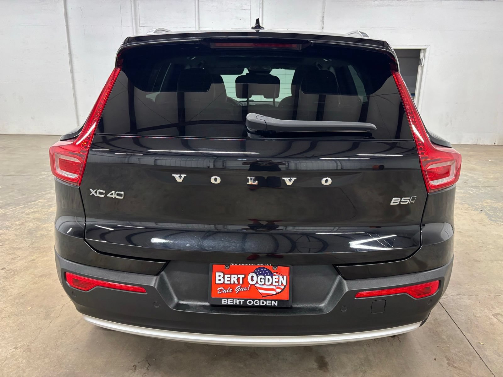 Used 2023 Volvo XC40 B5 Plus w/ Driver Assist Package AWD/4WD image 6