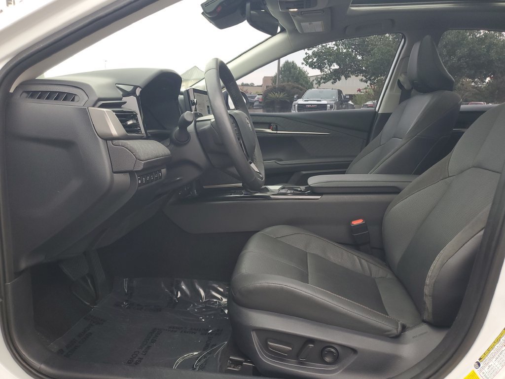 Used 2025 Toyota Camry XLE w/ Premium Plus Package FWD image 5