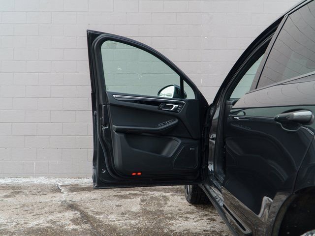 Certified 2025 Porsche Macan image 15