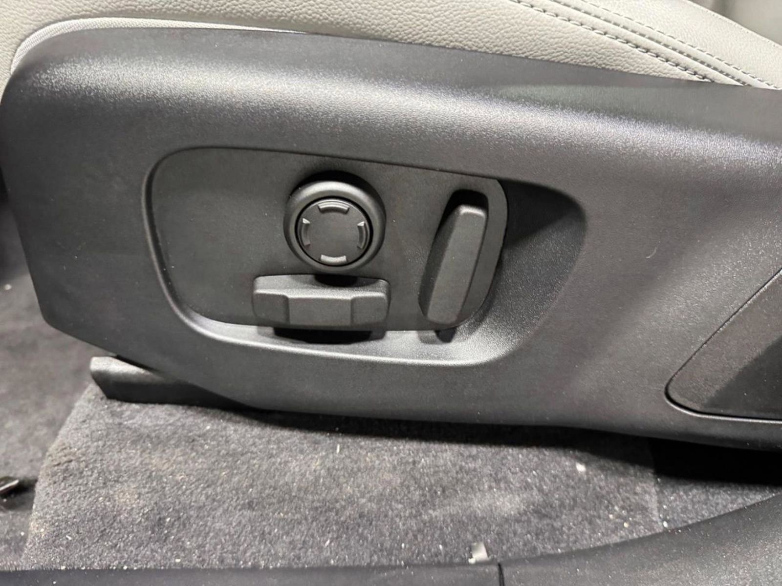 New 2026 Land Rover Range Rover Velar Dynamic SE image 23