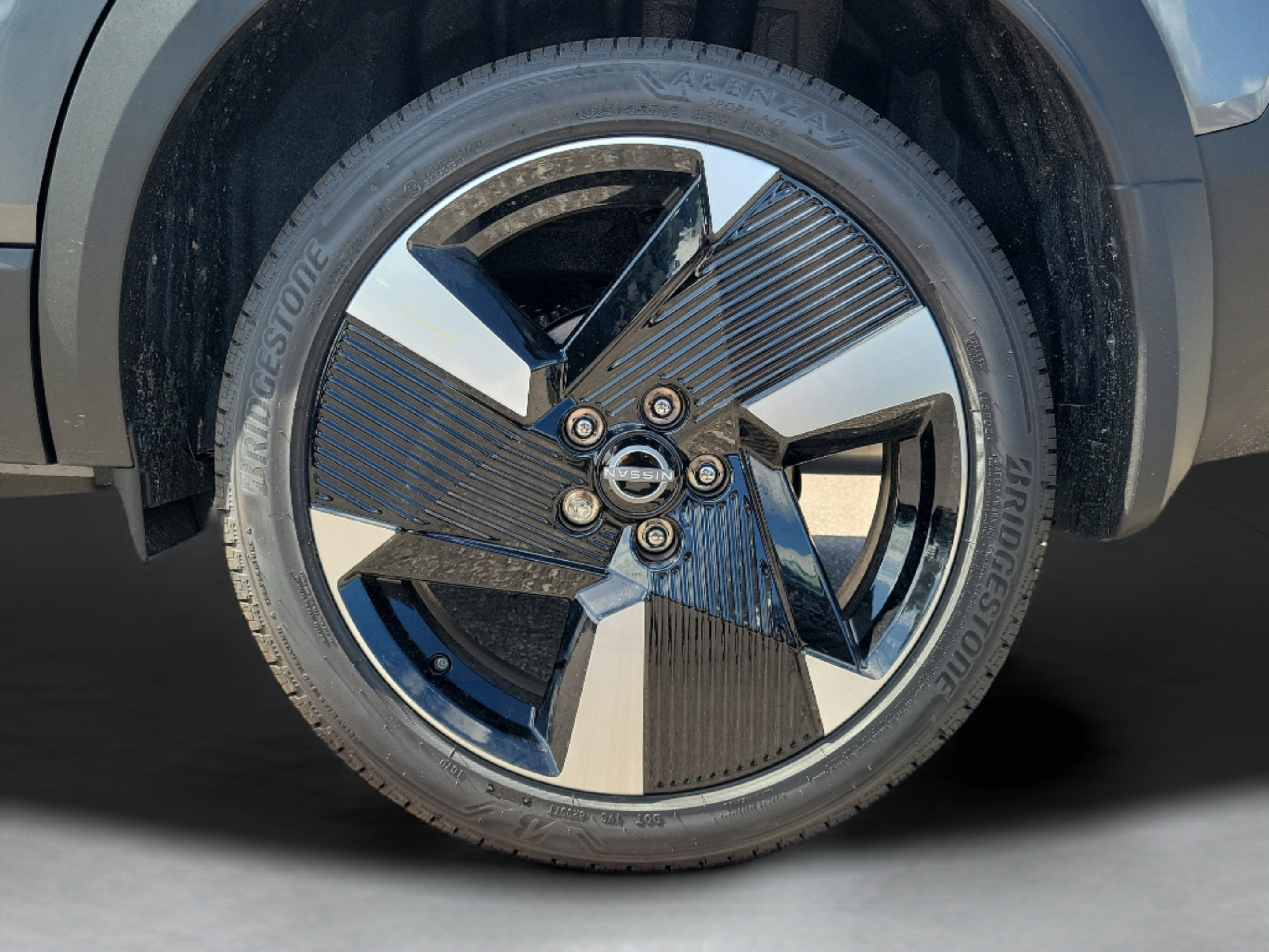 Certified 2025 Nissan Kicks SR FWD image 33