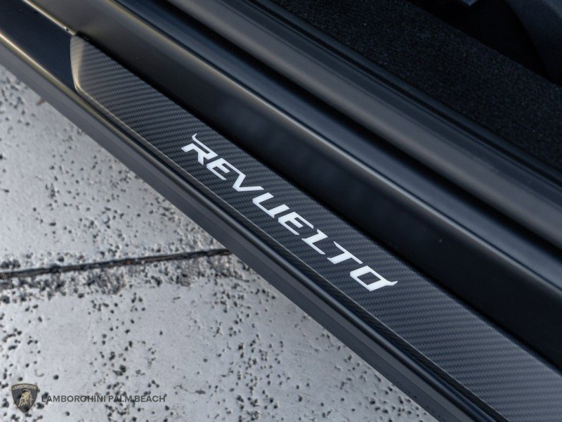 Used 2025 Lamborghini Revuelto image 28