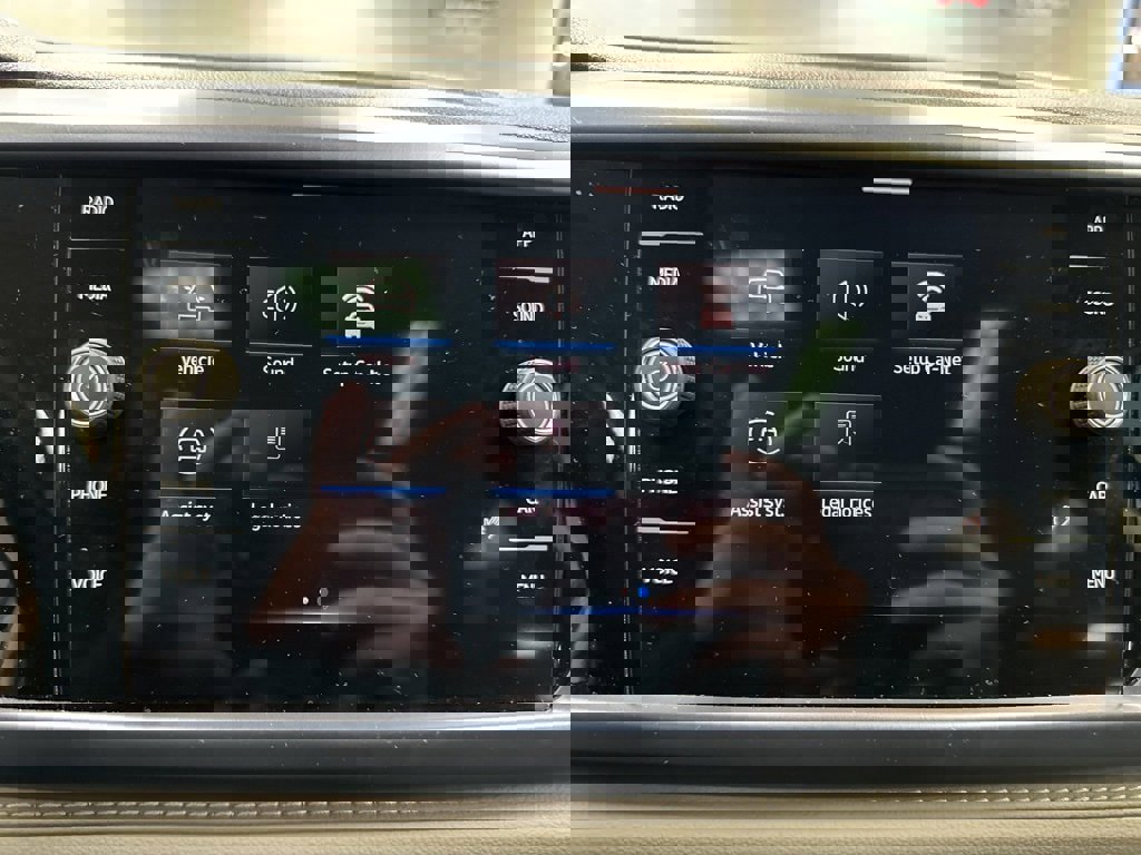 Used 2024 Volkswagen Taos SE image 31