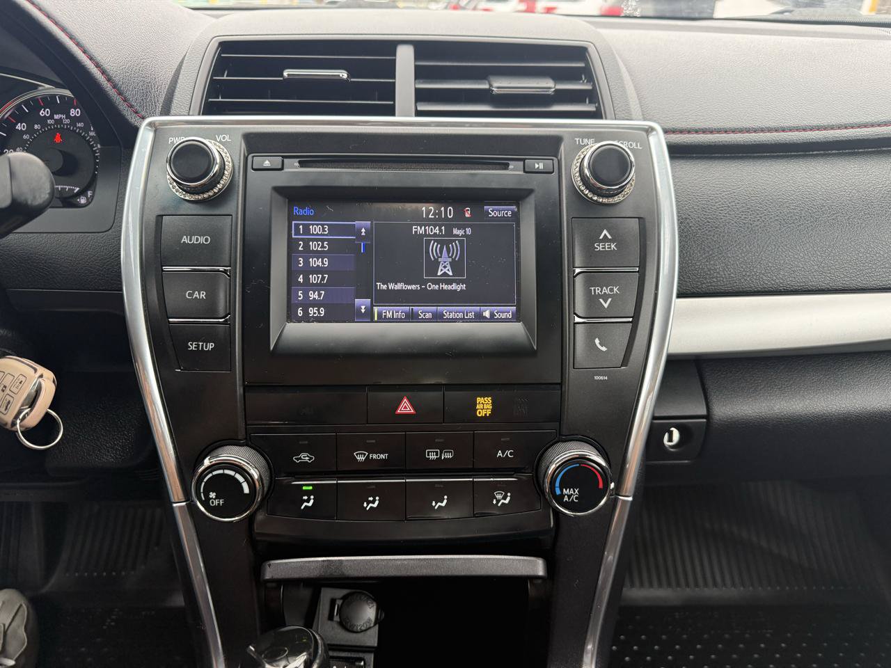 Used 2017 Toyota Camry SE w/ Moonroof Package FWD image 20