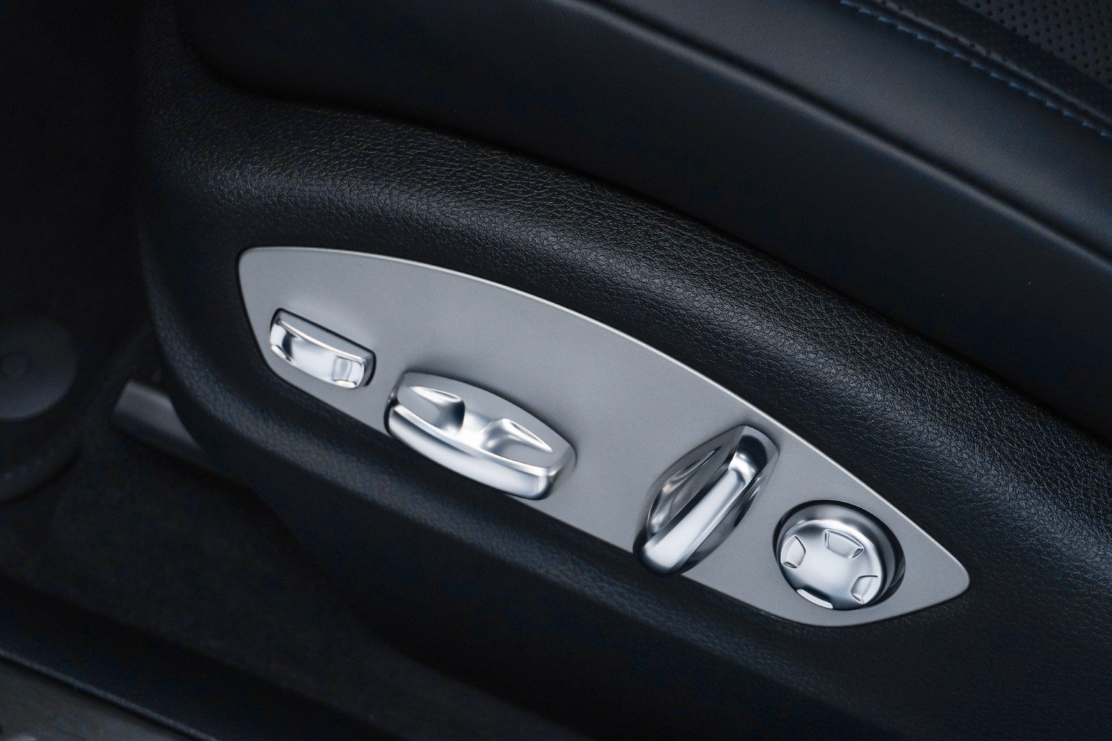 Certified 2023 Porsche Macan Turbo AWD/4WD image 12
