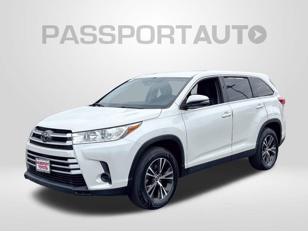 Used 2019 Toyota Highlander LE FWD image 1