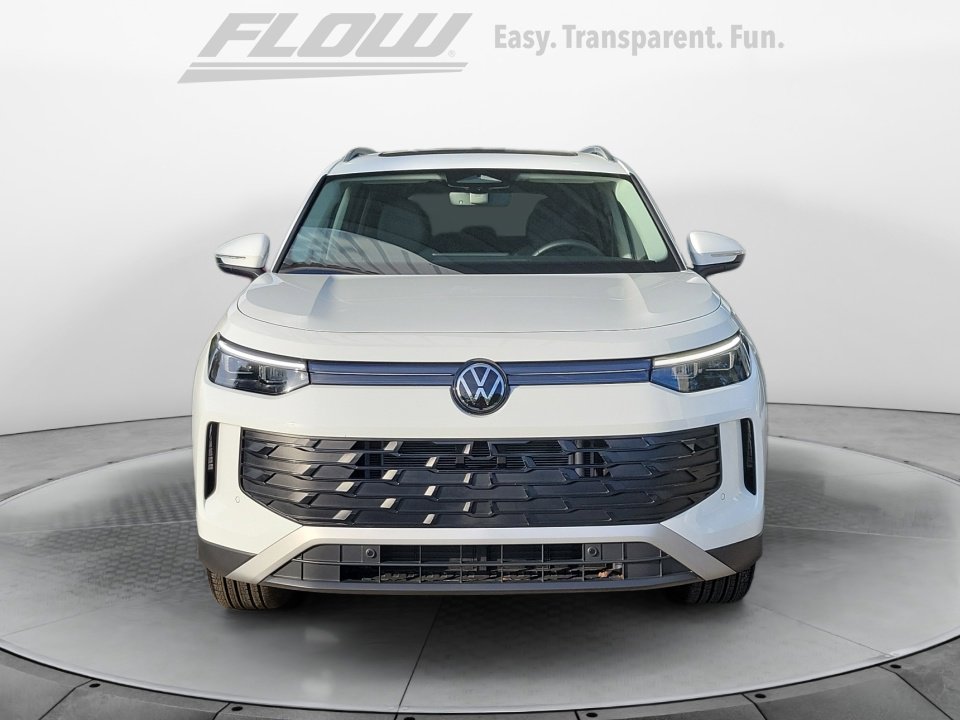 Certified 2025 Volkswagen Tiguan SE w/ Panoramic Sunroof Package image 3