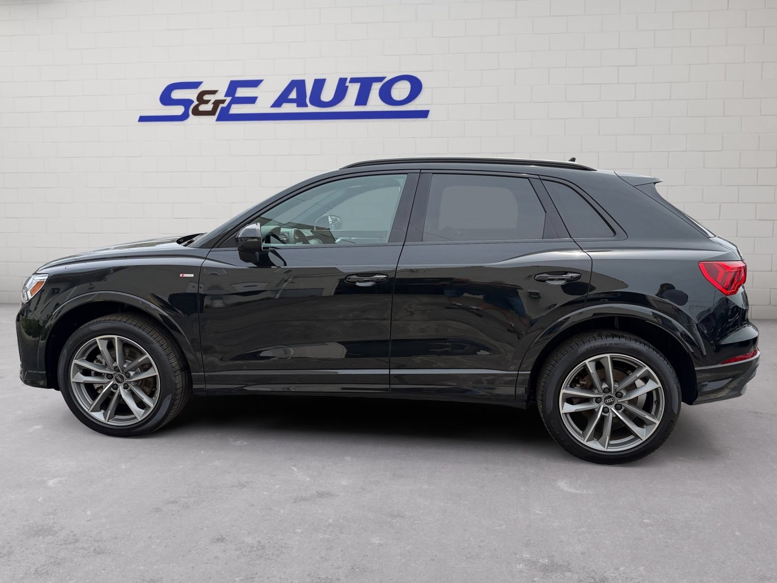 Used 2023 Audi Q3 2.0T Premium Plus w/ Premium Plus Package AWD/4WD image 2
