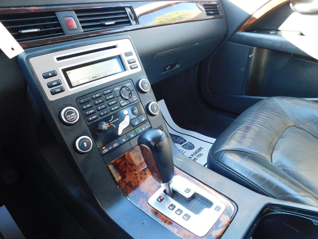 Used 2010 Volvo V70 image 22