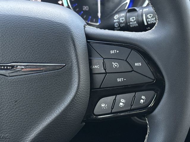 Used 2025 Chrysler Pacifica Limited FWD image 16
