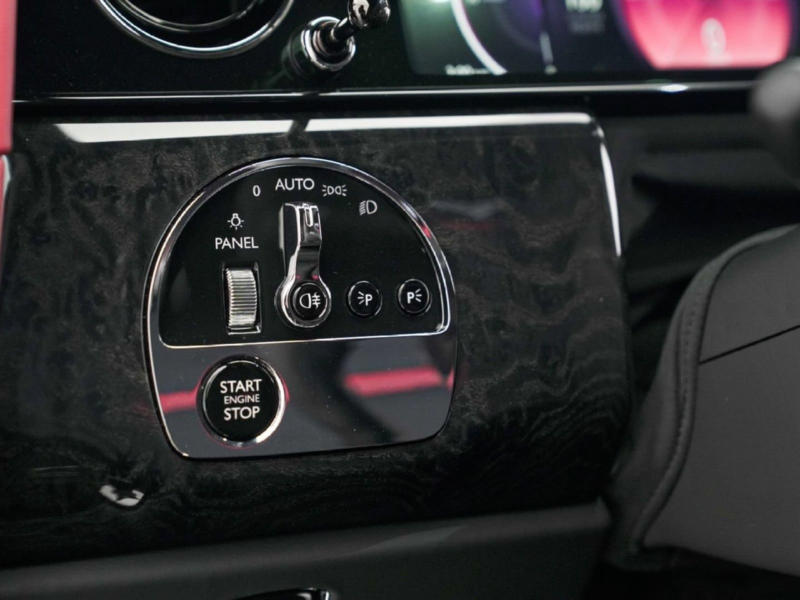 Certified 2025 Rolls-Royce Cullinan AWD/4WD image 19