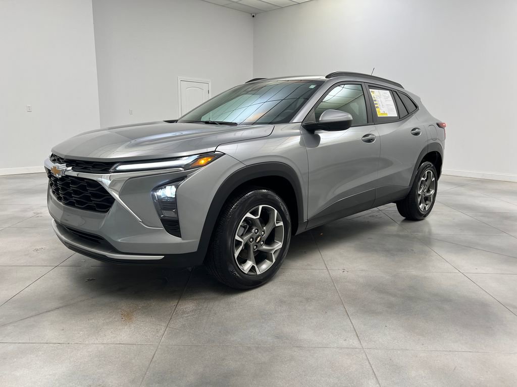 Used 2025 Chevrolet Trax LT w/ LT Convenience Package FWD image 3