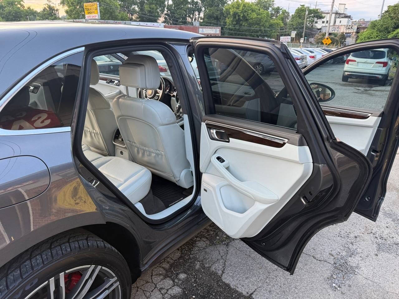 Used 2018 Porsche Macan Turbo AWD/4WD image 15
