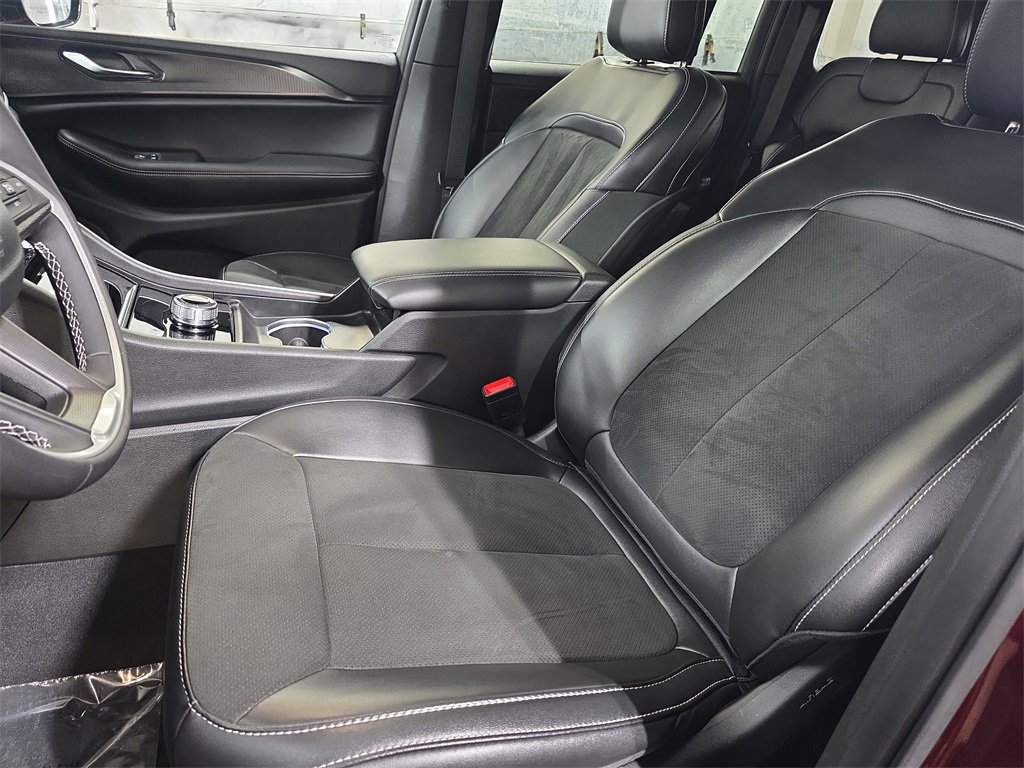 Used 2024 Jeep Grand Cherokee Altitude image 14