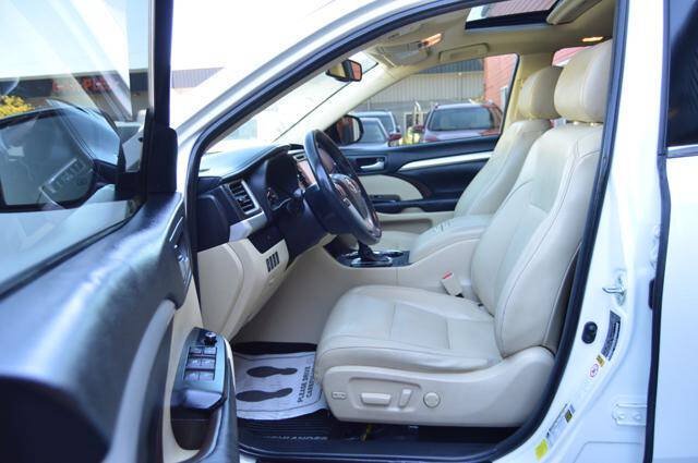 Used 2015 Toyota Highlander XLE FWD image 11