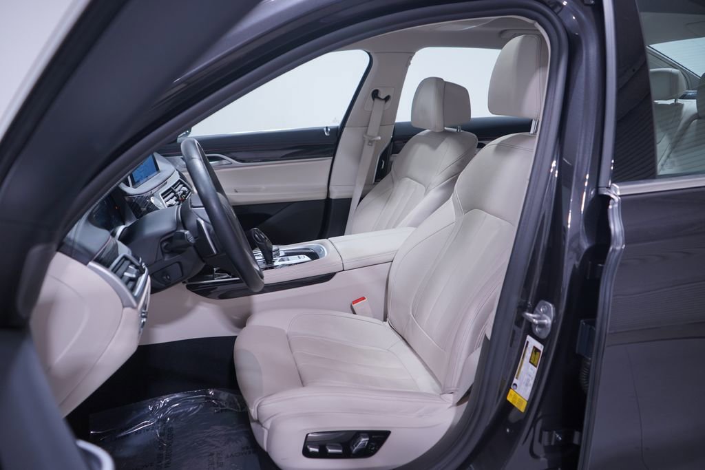 Used 2022 BMW 740i image 7