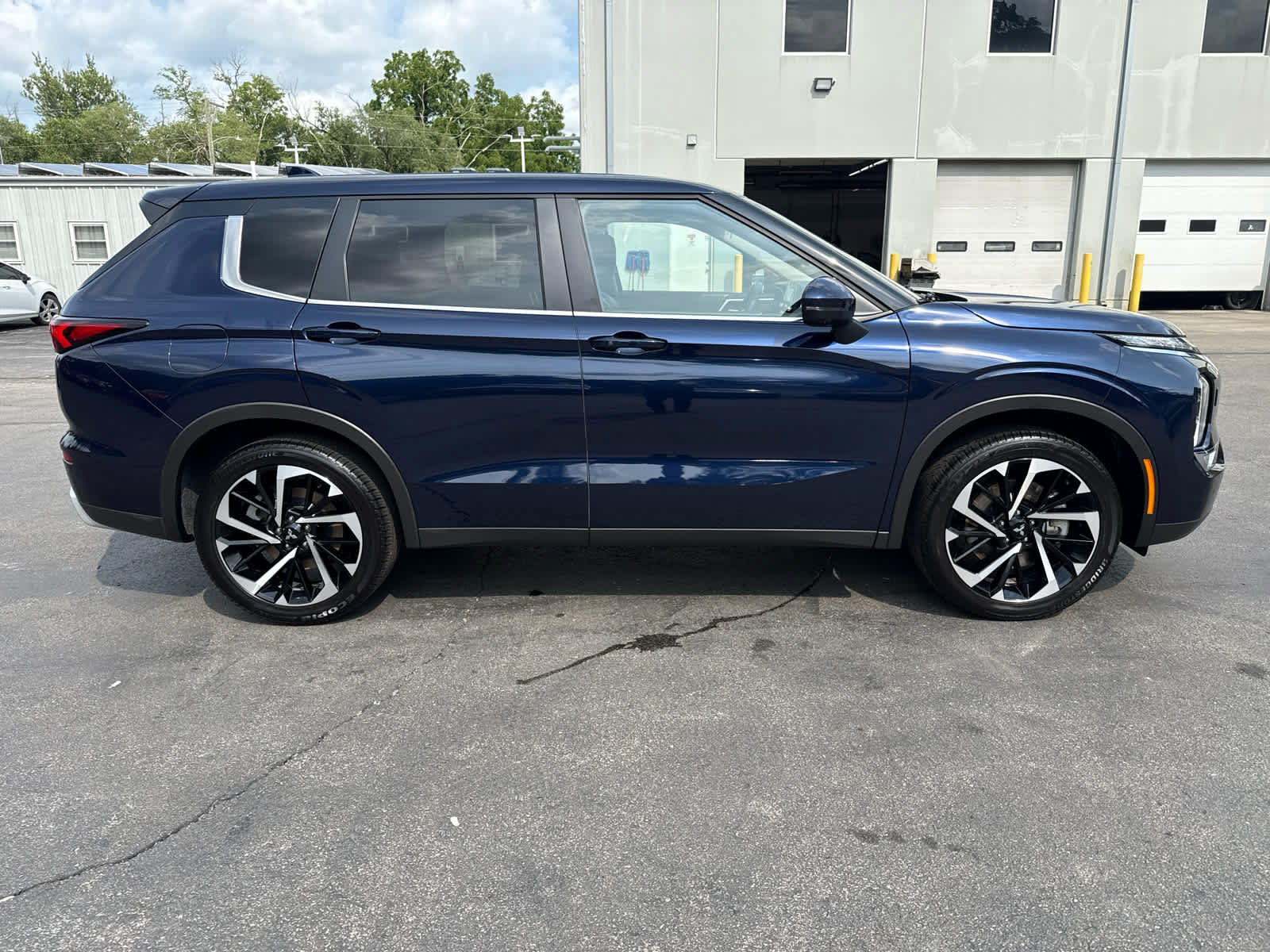 Used 2024 Mitsubishi Outlander SE AWD/4WD image 2