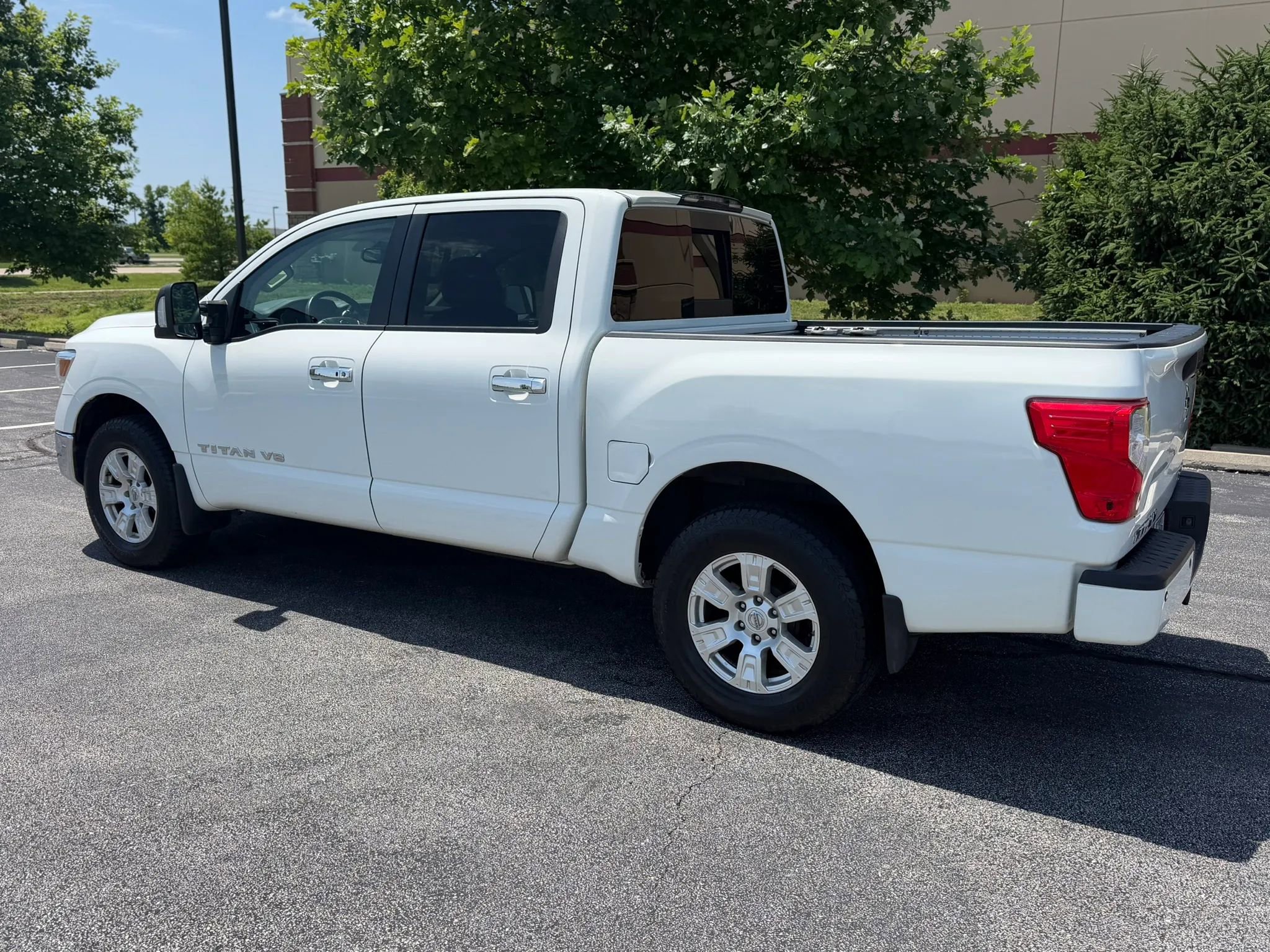 Used 2018 Nissan Titan SV w/ SV Convenience Package AWD/4WD image 3