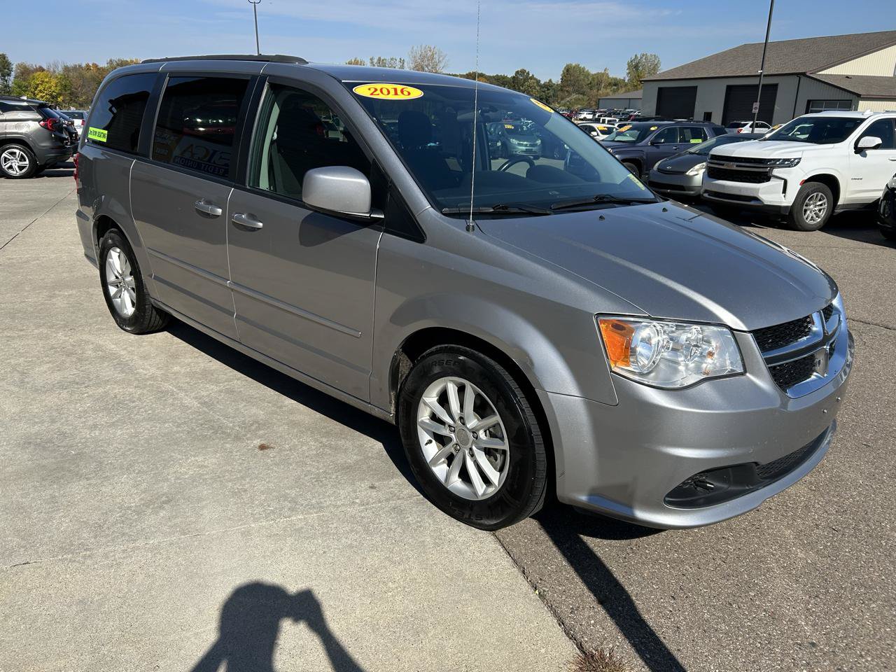 Used 2016 Dodge Grand Caravan SXT w/ Rear Park Assist Package FWD image 3