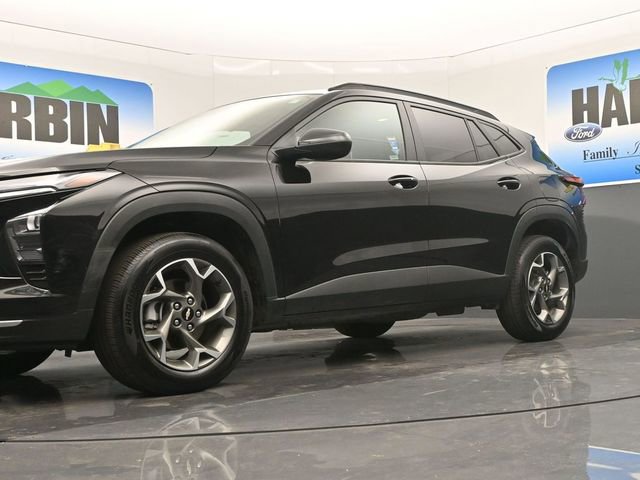 Used 2025 Chevrolet Trax LT w/ LT Convenience Package image 19