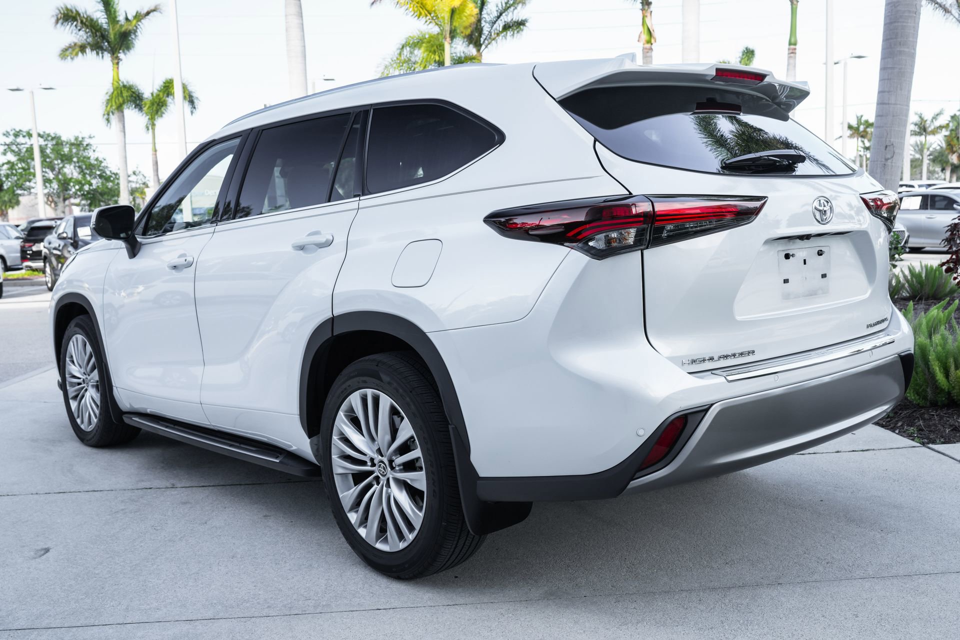 Used 2024 Toyota Highlander Platinum image 7