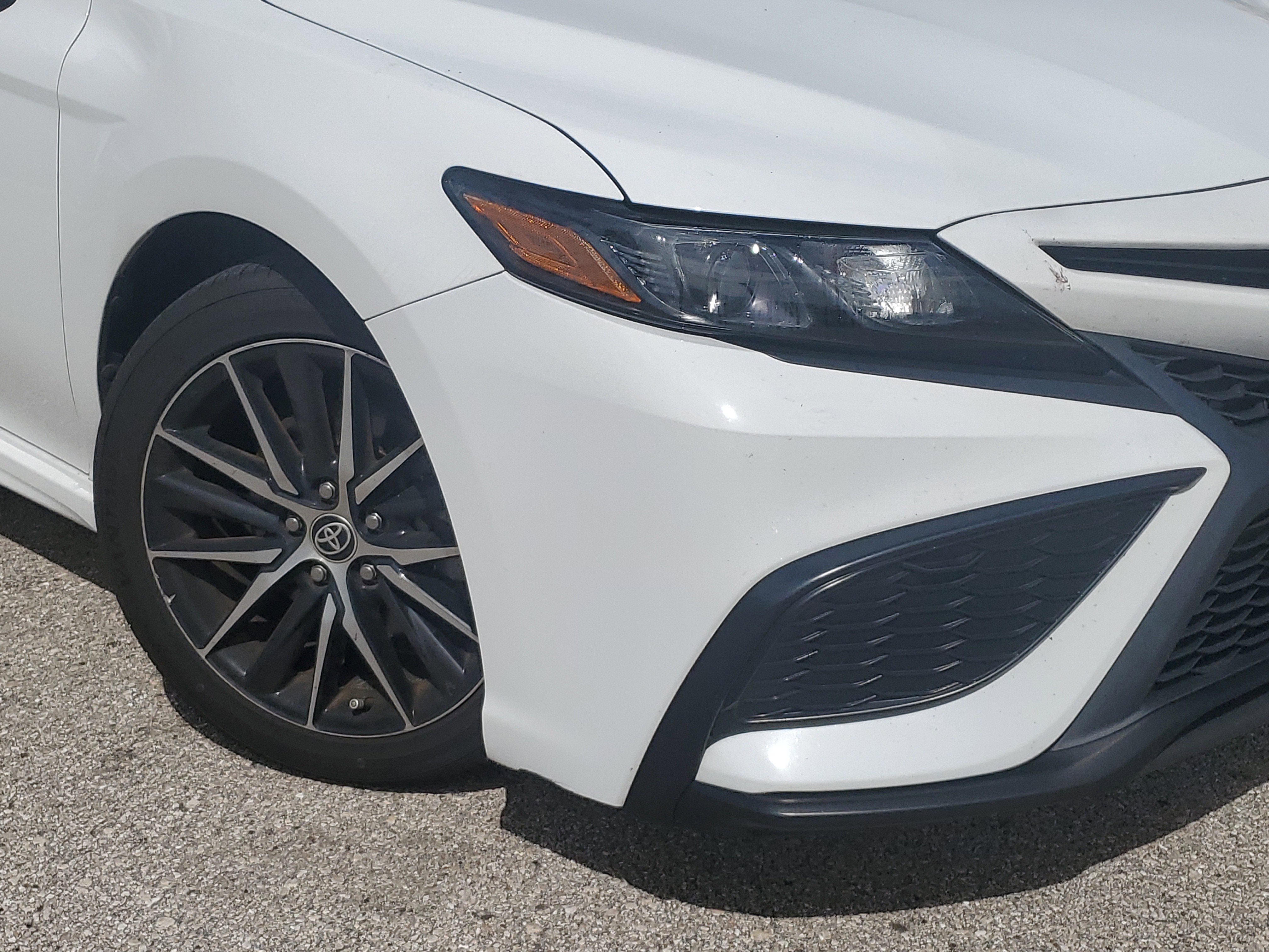 Used 2023 Toyota Camry SE image 2