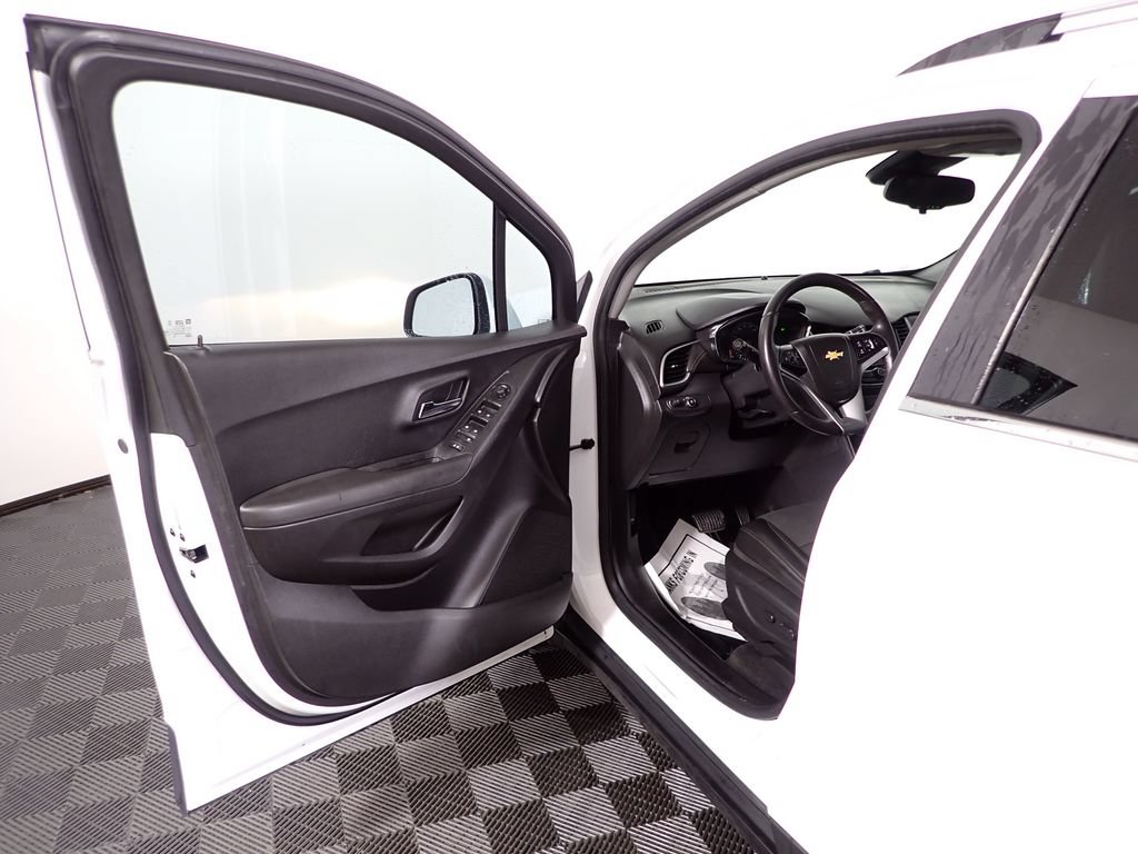 Used 2018 Chevrolet Trax LT w/ LT Convenience Package FWD image 17