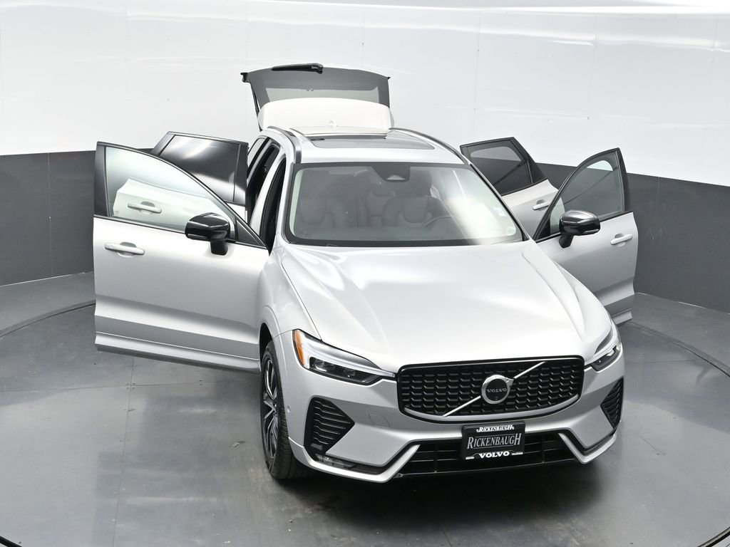 Used 2025 Volvo XC60 B5 Plus image 31