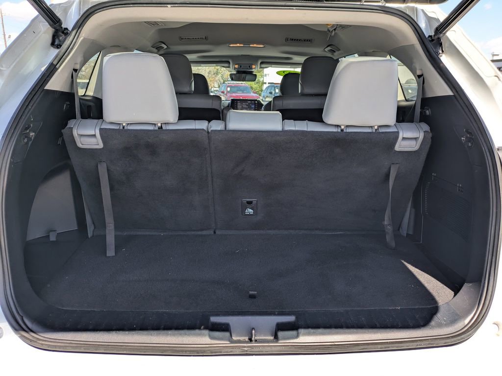 Used 2022 Toyota Highlander XLE image 11