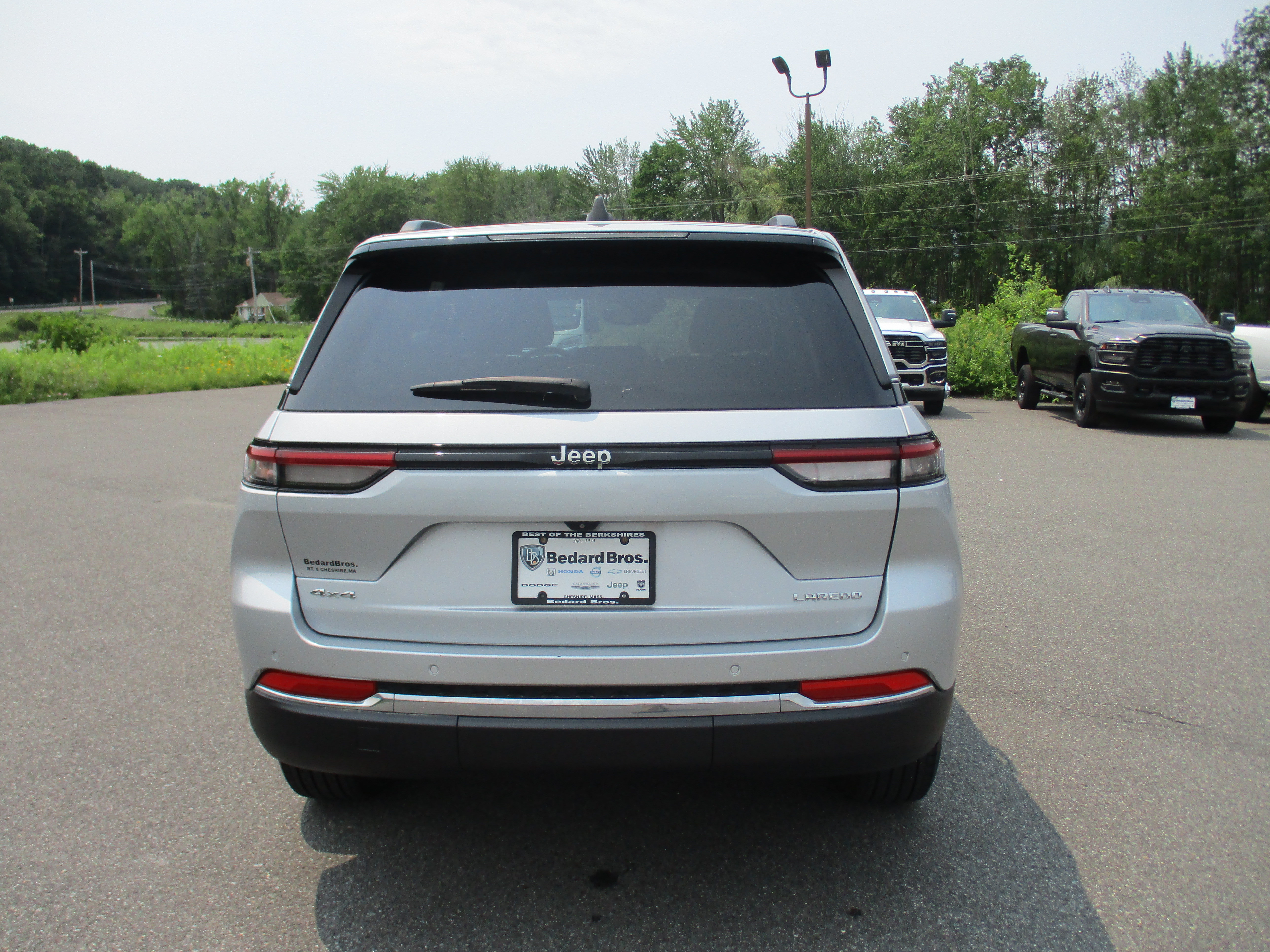 Certified 2023 Jeep Grand Cherokee Laredo X AWD/4WD image 6