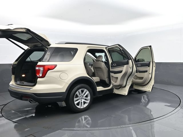 Used 2018 Ford Explorer XLT w/ Equipment Group 202A AWD/4WD image 33