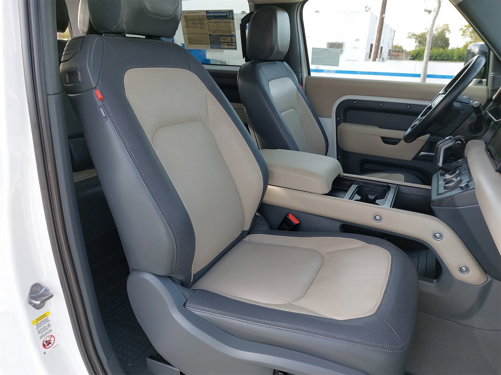 Used 2024 Land Rover Defender 90 X-Dynamic SE image 10