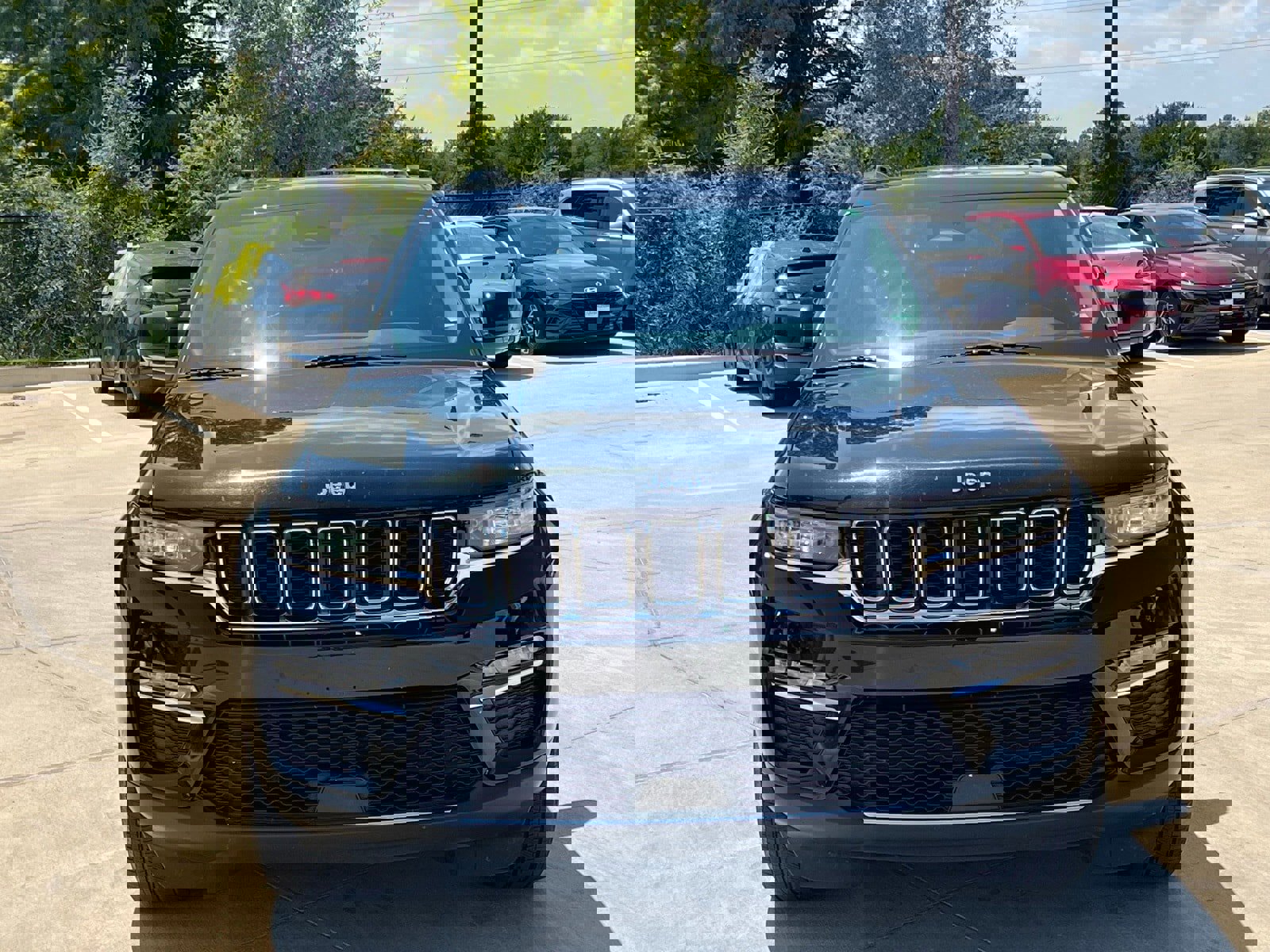 Used 2023 Jeep Grand Cherokee Limited image 2