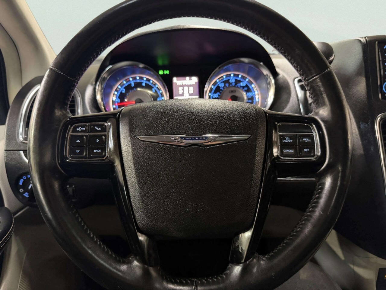 Used 2014 Chrysler Town & Country Touring-L image 36