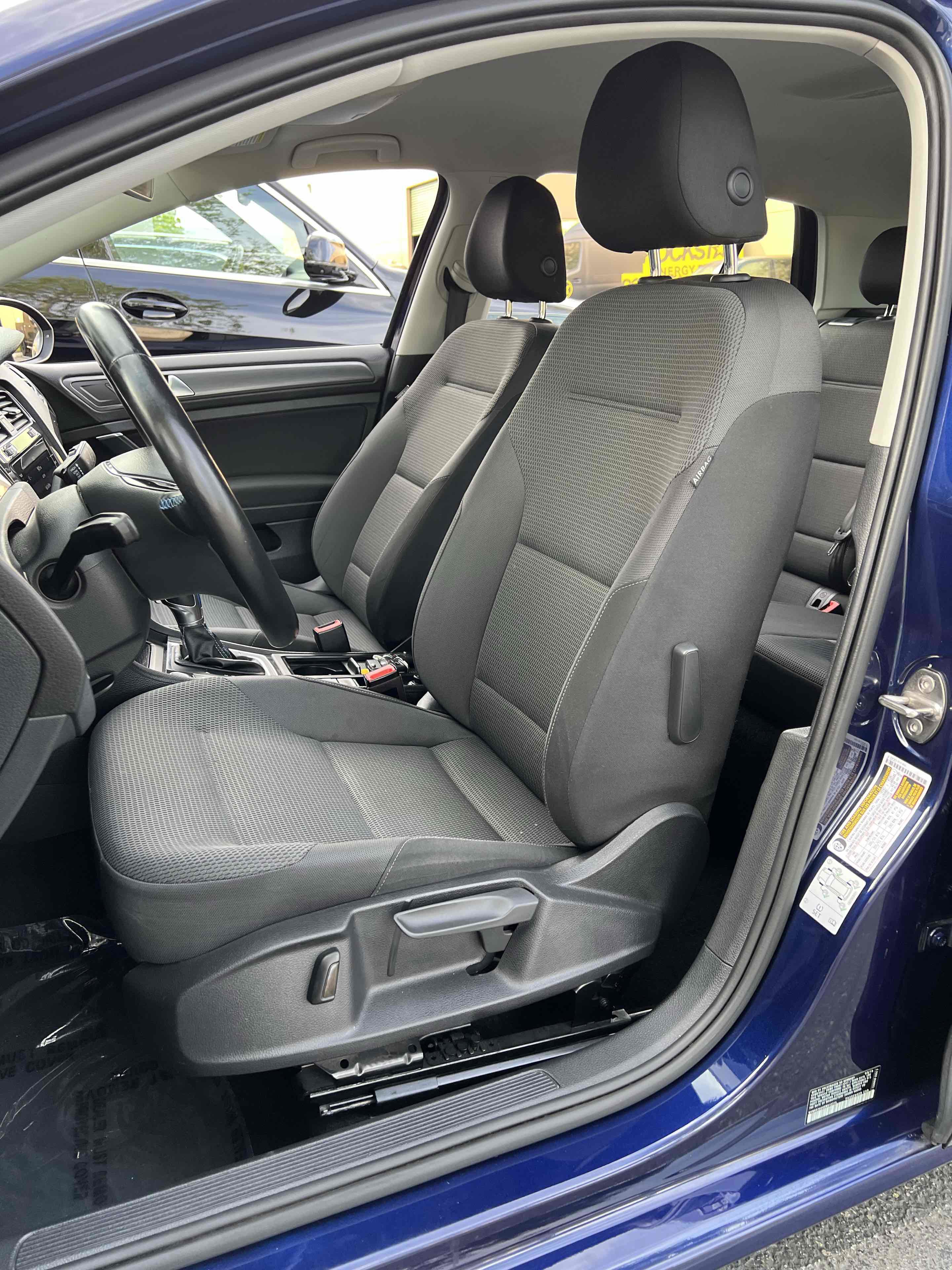 Used 2019 Volkswagen e-Golf SE w/ Driver Assistance Package image 39
