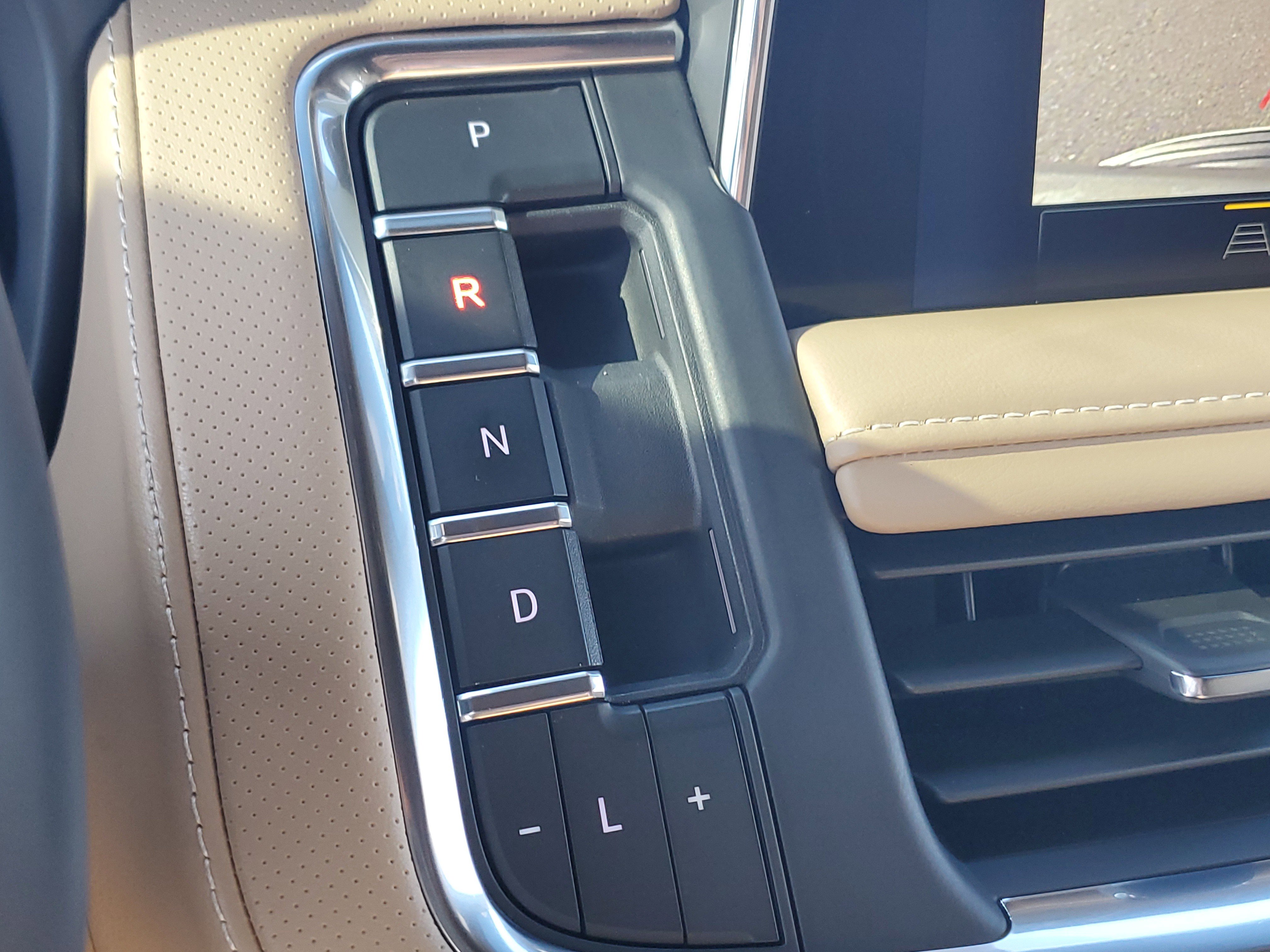 Used 2024 Chevrolet Suburban Premier image 31