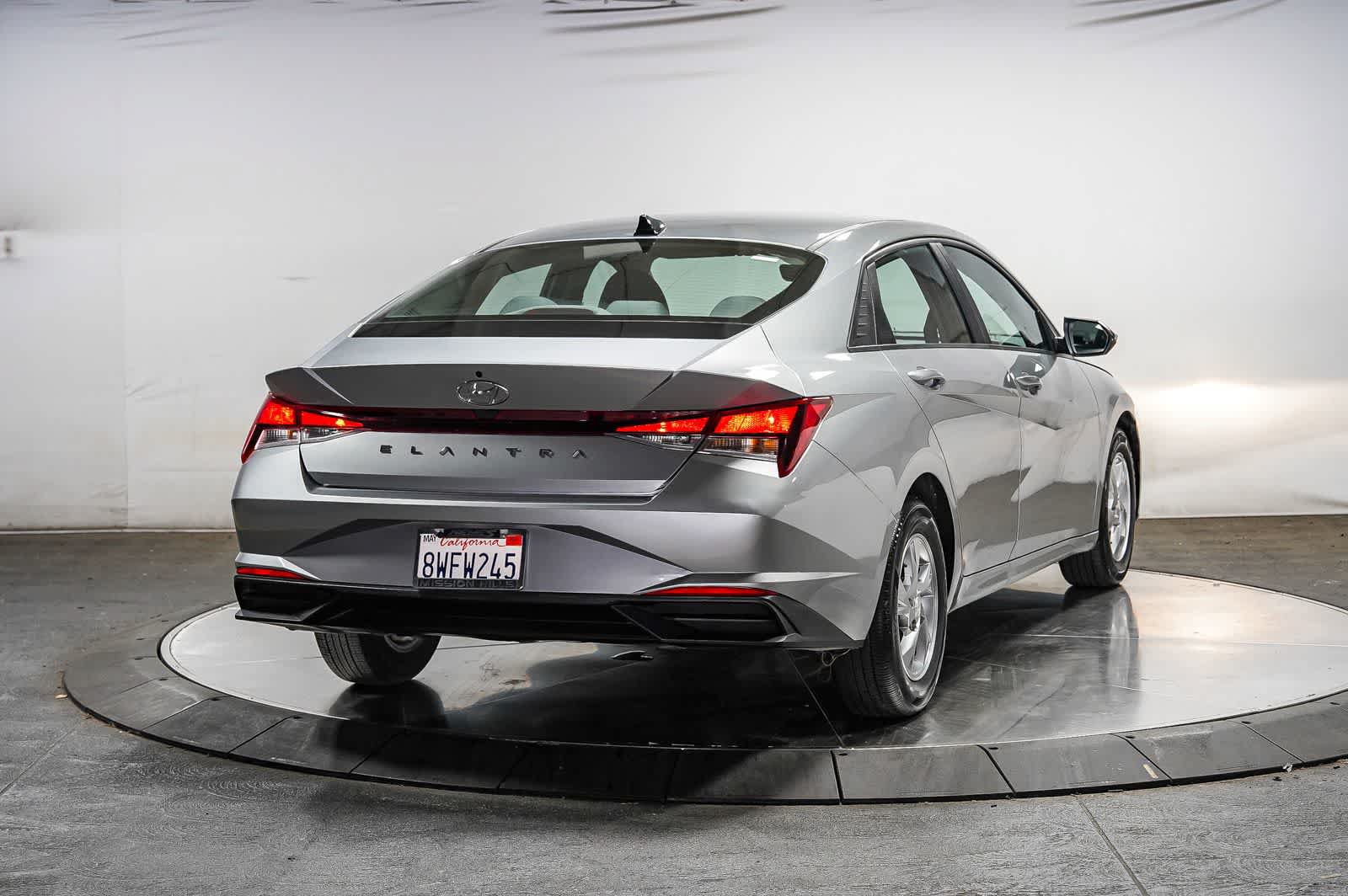Used 2021 Hyundai Elantra SE FWD image 4