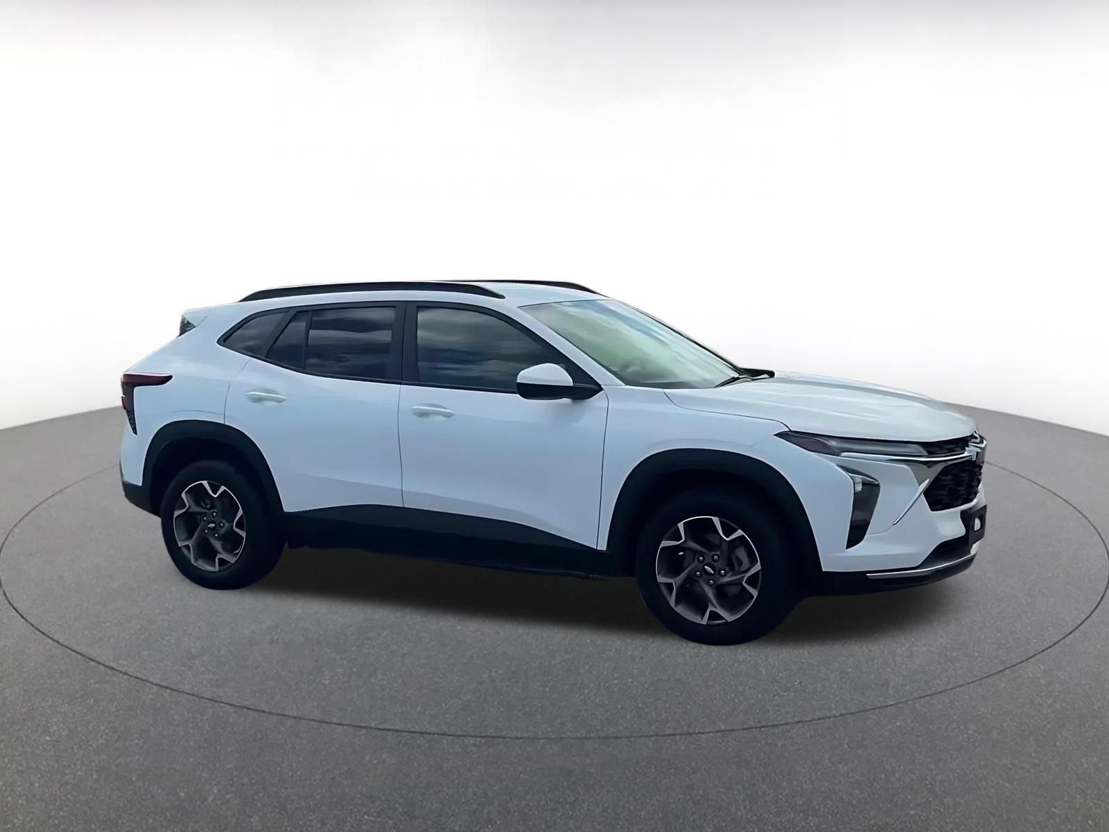 Used 2025 Chevrolet Trax LT FWD image 2