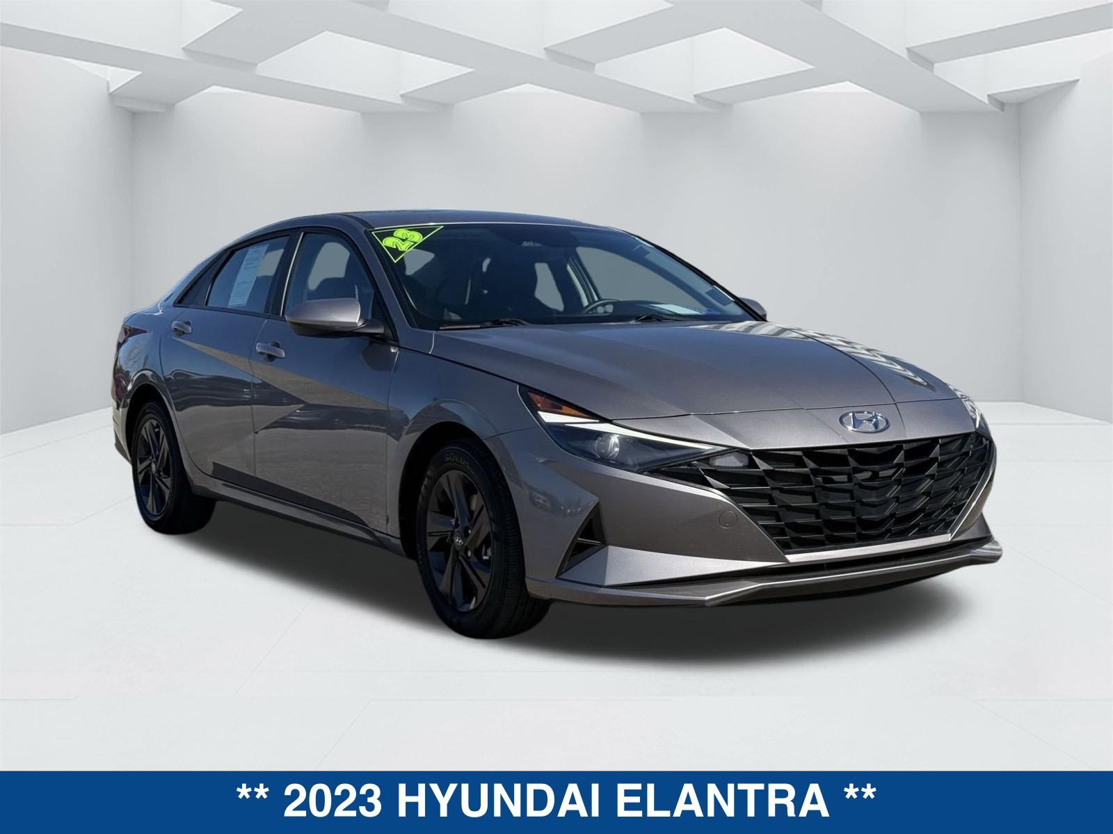 Used 2023 Hyundai Elantra SEL video 2