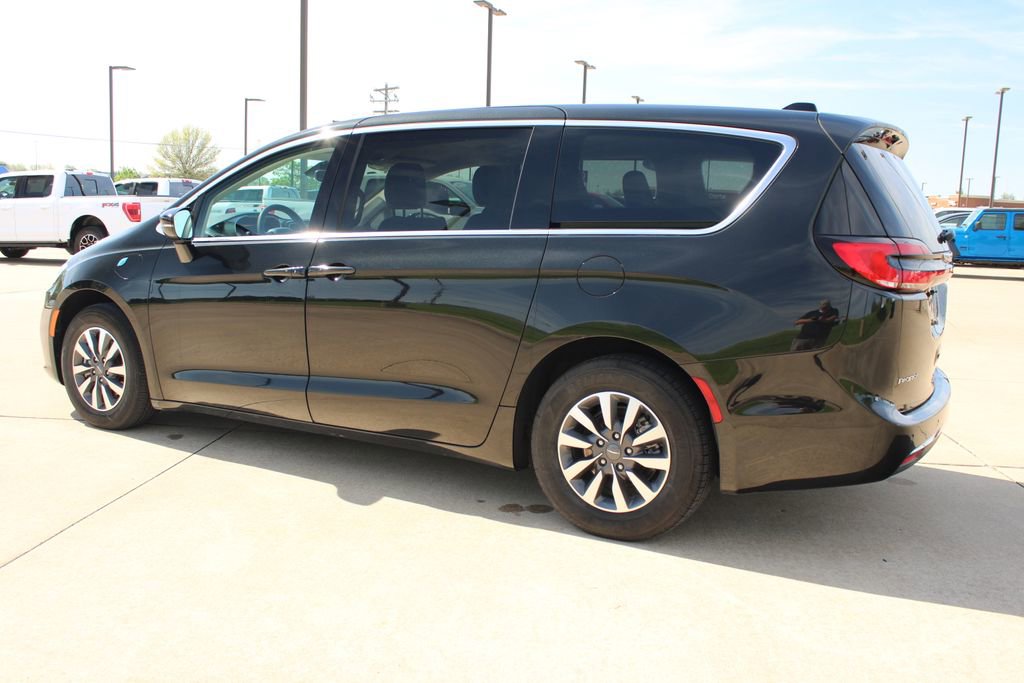 Used 2024 Chrysler Pacifica Select FWD image 16