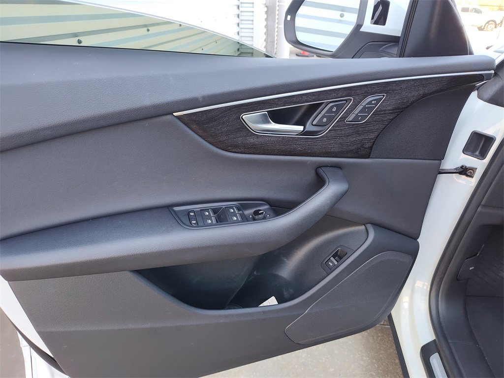 Used 2023 Audi Q8 Premium image 21