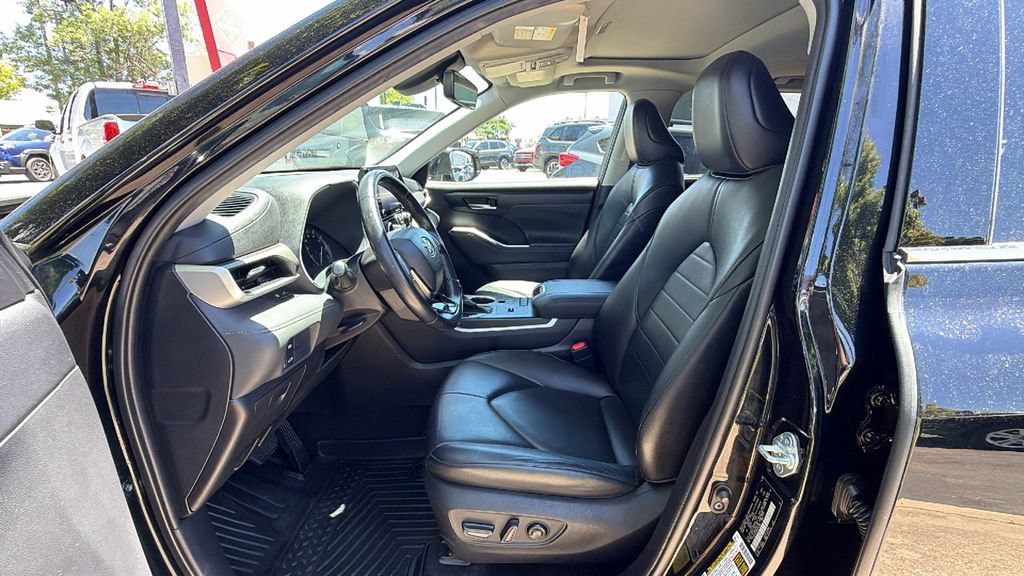 Used 2021 Toyota Highlander XLE FWD image 32