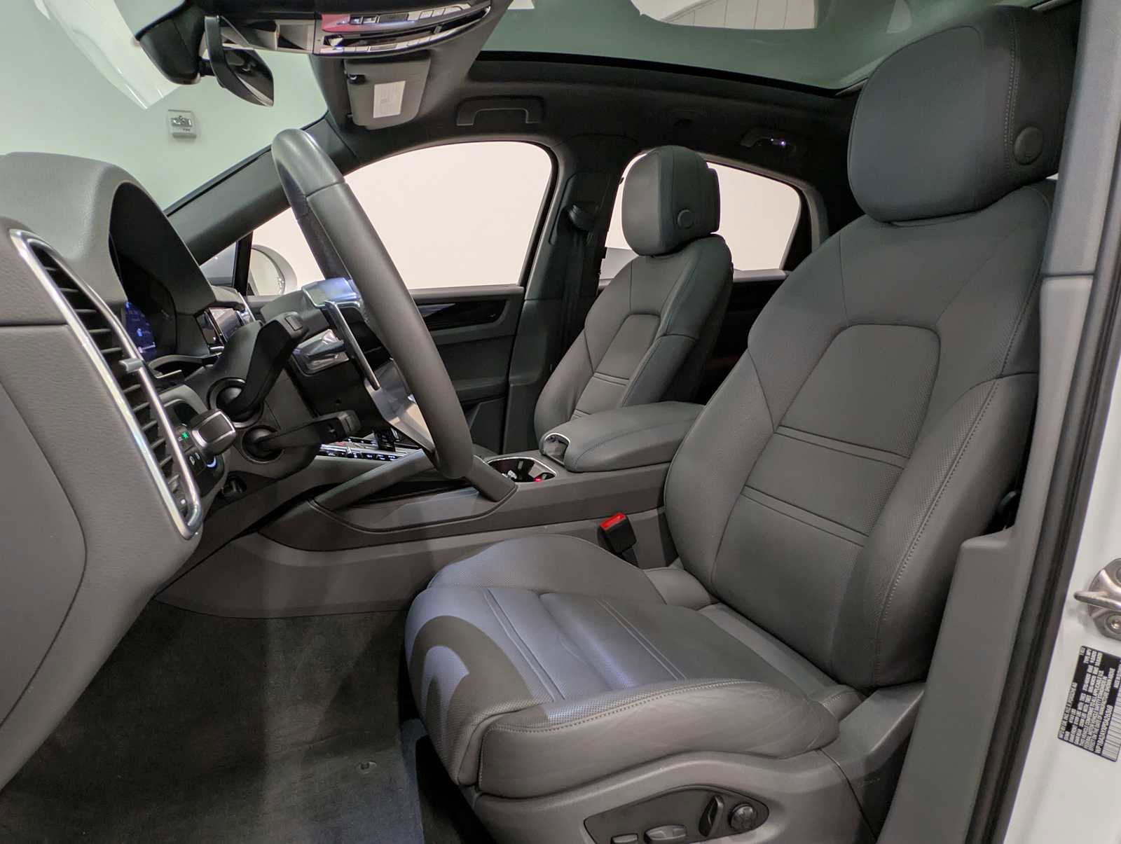 Used 2023 Porsche Cayenne Coupe image 24