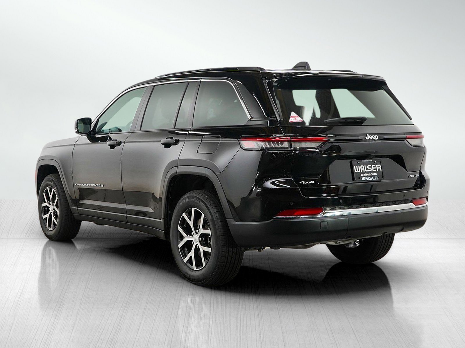 Used 2025 Jeep Grand Cherokee Limited AWD/4WD image 3